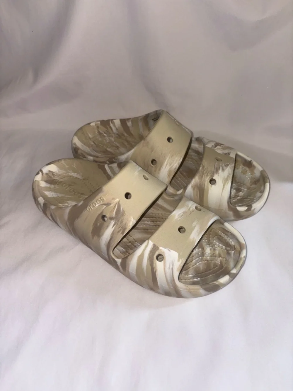Crocs Tan Marble Slide Sandals Women’s 9 / Men’s 7 Neutral Lightweight Comfort - Picture 3 of 4
